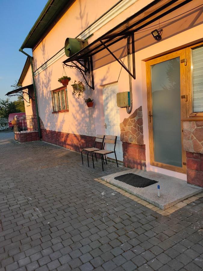 Delikatesi Motel Rava-Ruska Exterior photo